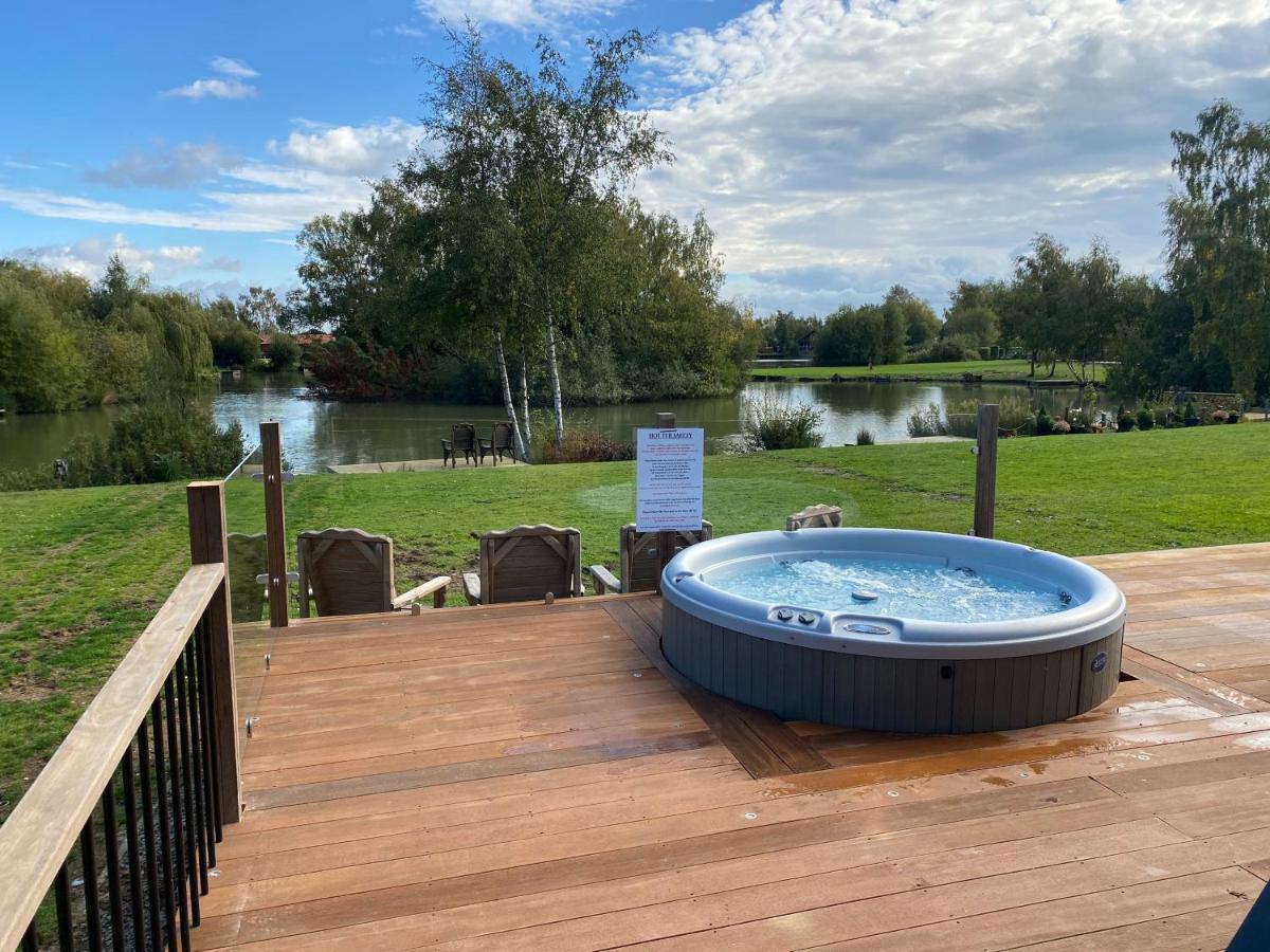 Widgeon Bespoke Cabin Is Lakeside With Private Fishing Peg, Hot Tub Situated At Tattershall Lakes Country Park Exteriér fotografie