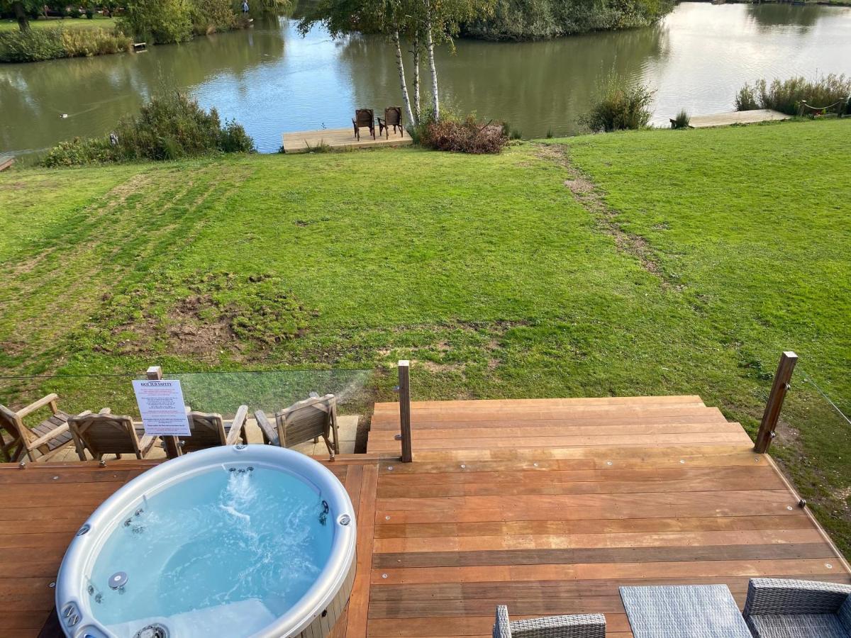 Widgeon Bespoke Cabin Is Lakeside With Private Fishing Peg, Hot Tub Situated At Tattershall Lakes Country Park Exteriér fotografie