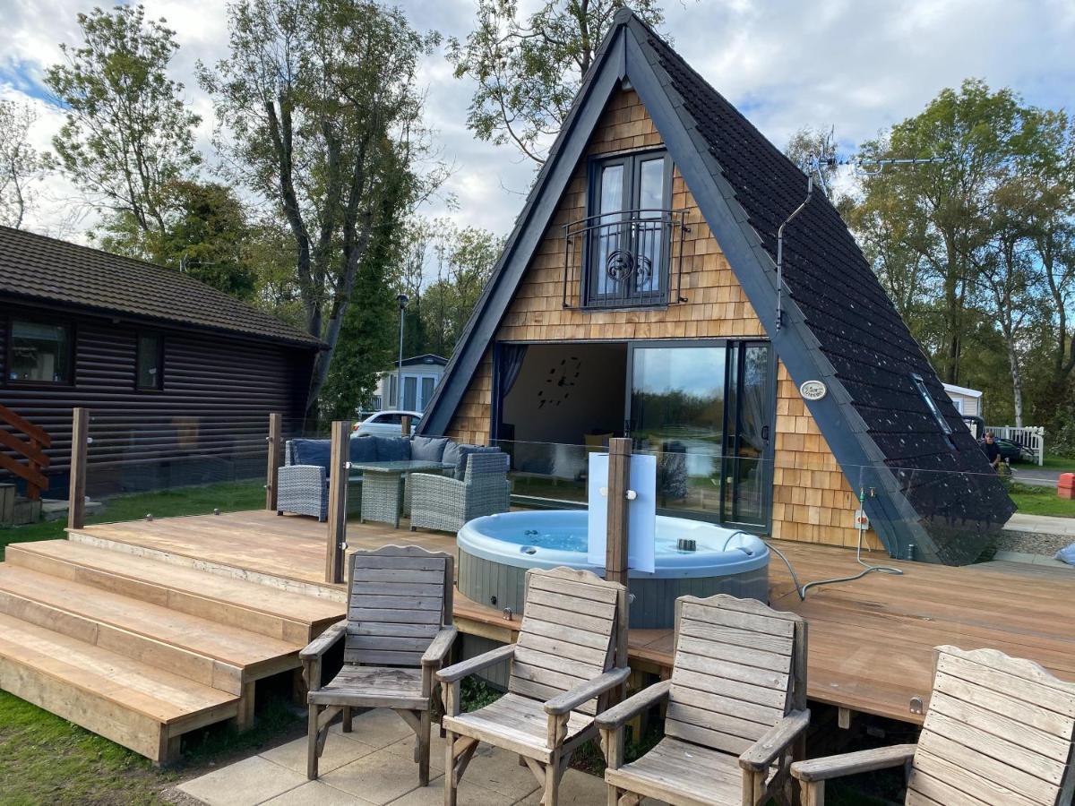 Widgeon Bespoke Cabin Is Lakeside With Private Fishing Peg, Hot Tub Situated At Tattershall Lakes Country Park Exteriér fotografie