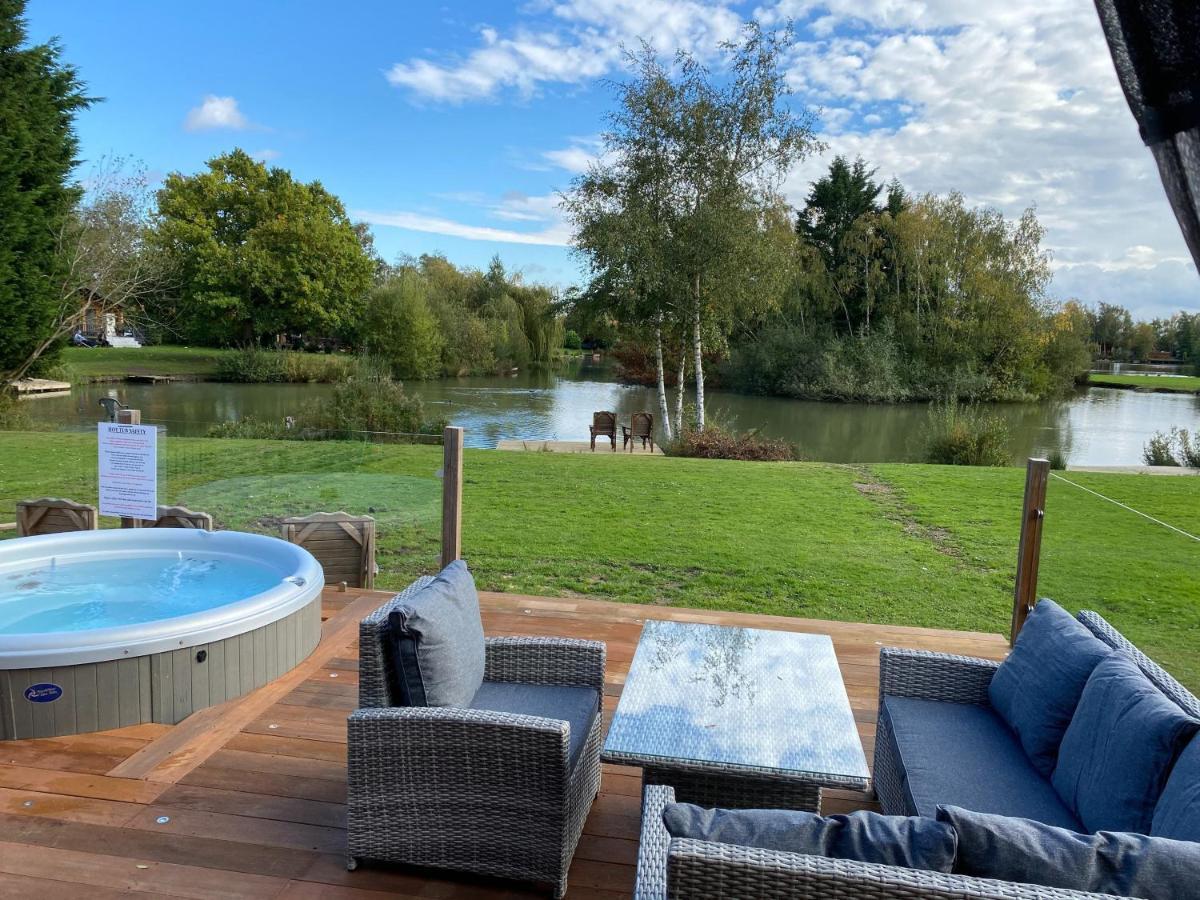Widgeon Bespoke Cabin Is Lakeside With Private Fishing Peg, Hot Tub Situated At Tattershall Lakes Country Park Exteriér fotografie