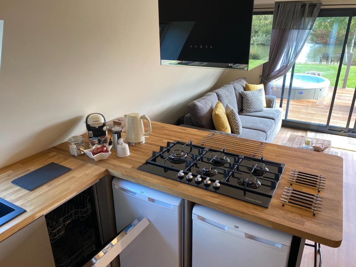 Widgeon Bespoke Cabin Is Lakeside With Private Fishing Peg, Hot Tub Situated At Tattershall Lakes Country Park Exteriér fotografie
