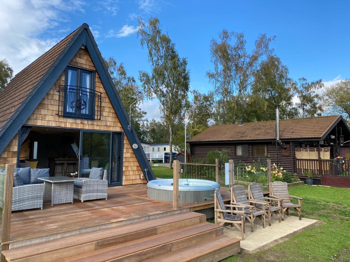 Widgeon Bespoke Cabin Is Lakeside With Private Fishing Peg, Hot Tub Situated At Tattershall Lakes Country Park Exteriér fotografie
