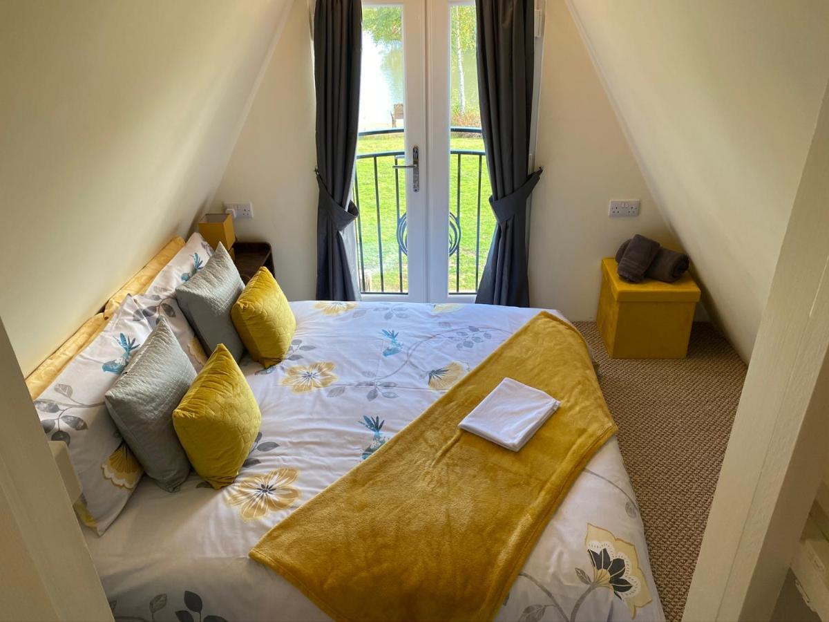 Widgeon Bespoke Cabin Is Lakeside With Private Fishing Peg, Hot Tub Situated At Tattershall Lakes Country Park Exteriér fotografie