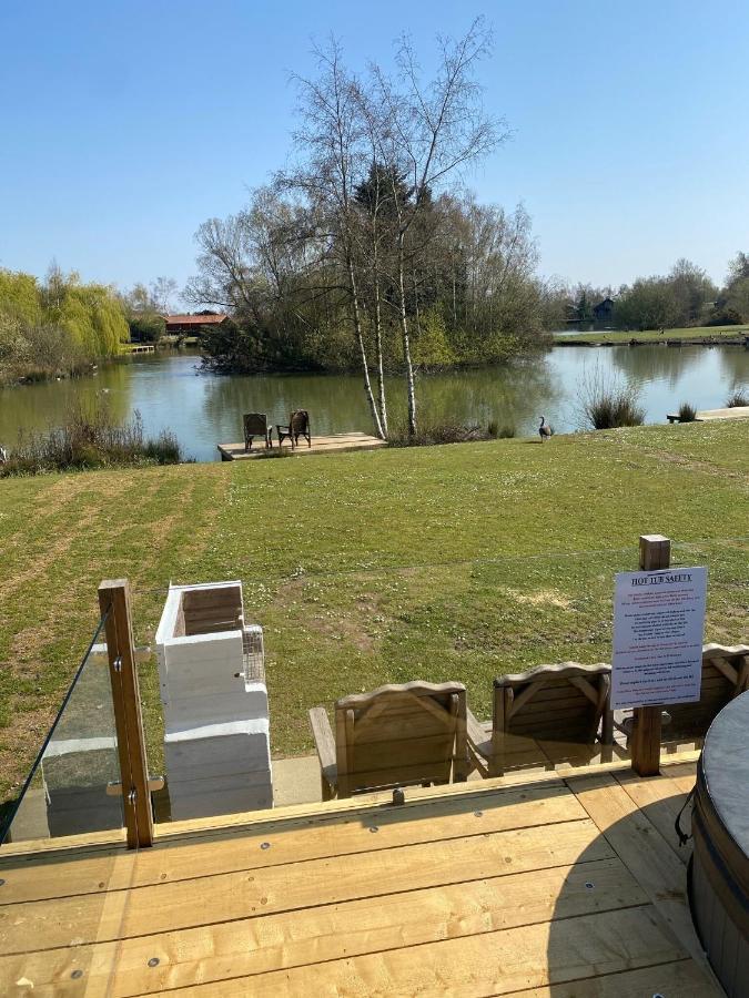 Widgeon Bespoke Cabin Is Lakeside With Private Fishing Peg, Hot Tub Situated At Tattershall Lakes Country Park Exteriér fotografie