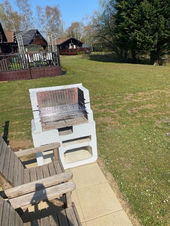 Widgeon Bespoke Cabin Is Lakeside With Private Fishing Peg, Hot Tub Situated At Tattershall Lakes Country Park Exteriér fotografie